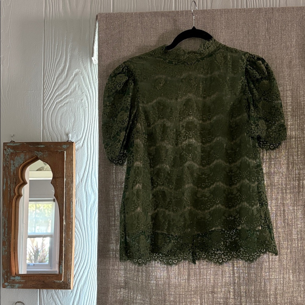Sexy Vintage Lace top with keyhole back and scalloped edges - so feminine!